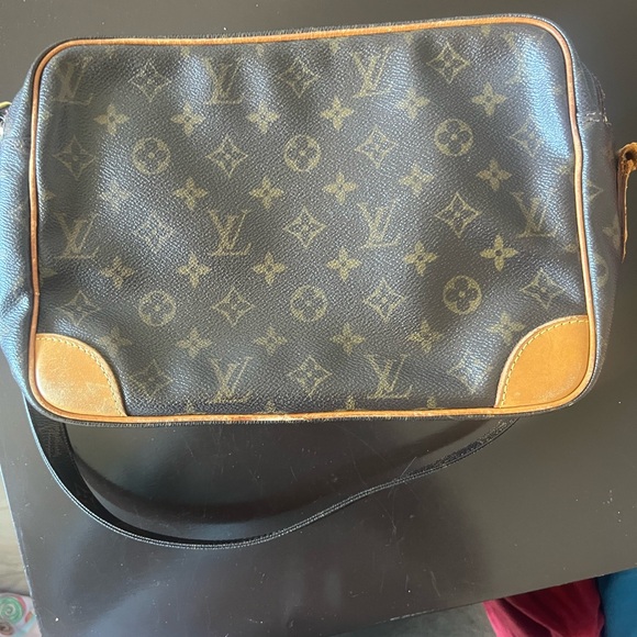 Authentic louis vuitton cross body bag - Picture 2 of 4